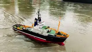 This is a self-modified RC tugboat, hope everyone likes it.