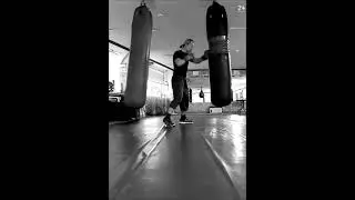 practicing how to hit the sandbag #speed #power #Boxing #cardio