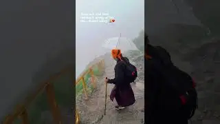 Pro tips on how to carry an ☂️ #bubududu #travel #funcouples #hemkundsahib #cute #myperson #mountain