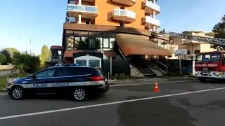 A Jesolo a fuoco l'hotel dismesso covo di disperati: ecco l'intervento dei pompieri