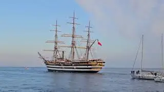 LA NAVE AMERIGO VESPUCCI APPRODA NEL PORTO DI BRINDISI