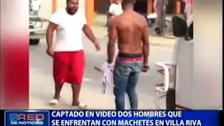 Captado en video dos hombres que se enfrentan con machetes en Villa Riva