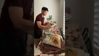 Помогаю бабушке лечь в постель 👵🏼