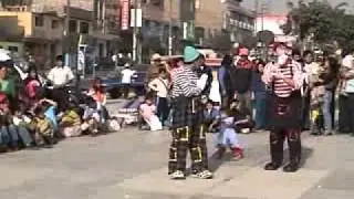 PAYASO POLICÍA Trampolín y Chispita COMO MIMOS en parque de Huaycan.