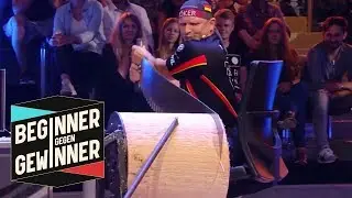 Sportholzfällen: Dirk Braun auf wackeligem Schreibtischstuhl | Beginner gegen Gewinner | ProSieben