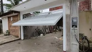 Port&atilde;o Basculante de alum&iacute;nio branco modelo lambril duplo