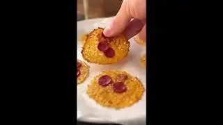 Чесночно-пармезановые сырные чипсы для пиццы (в микроволновке) #короткиевидео #короткоевидео #кор...