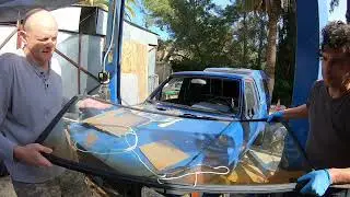 Установка новой прокладки лобового стекла на пикап Toyota 1985 года выпуска