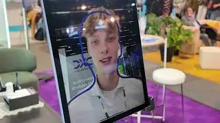 AI Sketch Robot op tech beurs