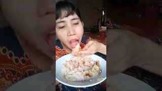 Makan Lauk ikan Goreng dan Sambal Terasi Tomat Rampai 