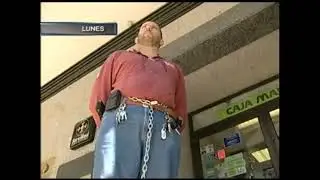 Un hombre se encadena en la sede de Caja Madrid en el a&ntilde;o 2013