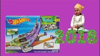 Гном Деда Мороза Фани Эни упаковывает подарок Mattel Hot Wheels Split Speeders
