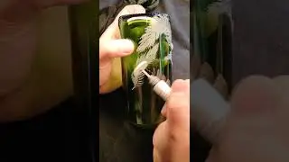 Federn gravieren auf Trinkgläsern aus Flaschen