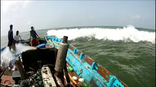 in Waves How Fishermen Throw Net For Fishing | Dodariya | Ibrahim Hyderi