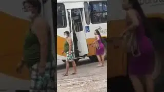 Transporte p&uacute;blico em Bel&eacute;m, porta de &ocirc;nibus fica pendurada e estado dos ve&iacute;culos s&atilde;o p&eacute;ssimas