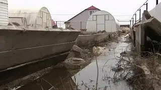 Убирают снег и роют канавы. В Урае готовятся к паводку.