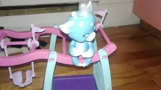Amelia unboxes a Fingerlings Baby Giraffe - Lil'' G (Blue) - Friendly Interactive Toy - Exclusive