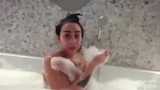 @Olyolyolyjoo mandi dan main busa d bak mandi..