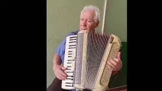 Angelim Cestaro interpreta a música 