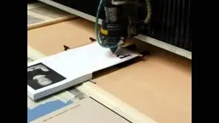 Laserstans van de kaft van het boek 'Borst vooruit'