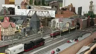 MODELLEISENBAHN MÄRKLIN DIGITAL ANLAGE H0 UNTERE EBENE, OBERE EBENE GLEICHSTROM ANALOG H0. BR 92...