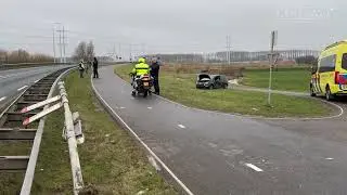 Auto raakt vermoedelijk door gladheid naast de weg