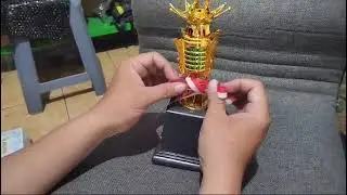 cara memasang pita merah putih pada piala