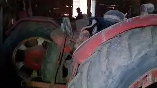 On explore une ancienne ferme (Urbex) on trouve une collection de tracteurs