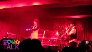 Imogen Heap performs with hi-tech gloves