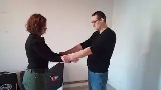 défense contre saisie des deux bras