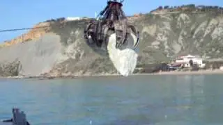 Motopontone Portorosa in Porto Empedocle equipaggiato con Gru / Escavatore a fune Ruston Bucyrus