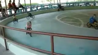 01 monyet naik sepeda