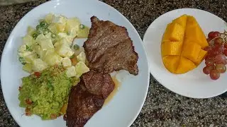Bife de Res Frito con ensalada de papa y arvejas y Guacamole