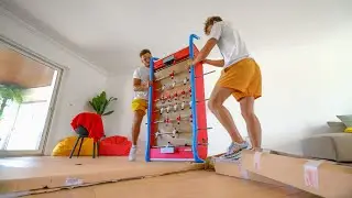 On installe les DERNIERS meubles à la Villa  (l’aménagement est presque terminé)