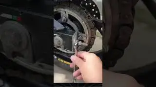 C&oacute;mo tensar la cadena de una moto #moto #mecanica #viral #parati #cg #motul #shorts