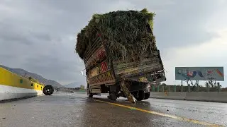 Overloaded Truck Loses Balance on Highway &ndash; A Shocking Moment