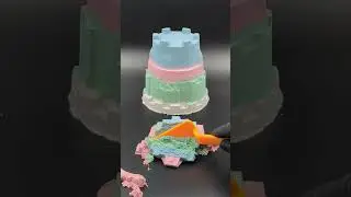 Bunte Pyramide aus Zaubersand schneiden