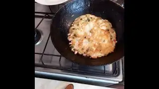 Яичница с крабовыми палочками