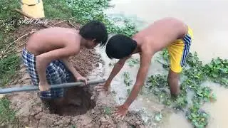 New Way to Trapping Freshwater Eel   Amazing 5 Bamboo Deep Hole Eel Trap Made By 2 Boys #176