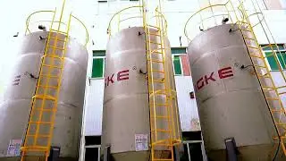 Bulk material silo systems for plastic injection molding