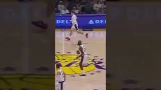 #lebronjames with the SMOOTH spinand score in transition! 👌🔥