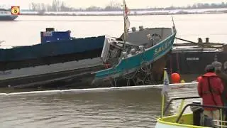 Berging gezonken schip bij Willemstad