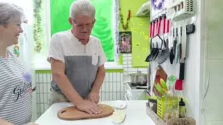 Готовлю борщ с помощью мужа.