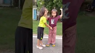 Twin girls should wear the same clothes 😀😀