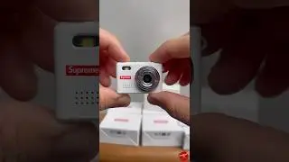 SUPREME&rsquo;s DIGITAL CAMERA KEYCHAIN 🔥 Retro street flex in pocket size! 💥 #supreme #supremecamera