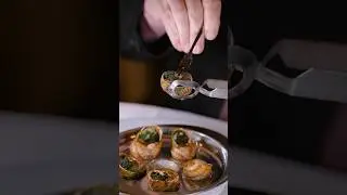 Улитки запеченные с маслом и травами и чесночком 🤤 #escargot #французскаякухня #кафемишель