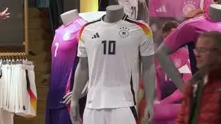 Adidas vieta il numero 44 sulla maglia della Germania