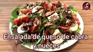 Ensalada de queso de cabra y nueces con cebolla caramelizada
