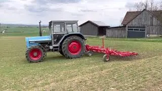 Sommergerste Striegeln 2021 Eicher 4072 +  Einb&ouml;ck Aerostar 750 Hackstriegel