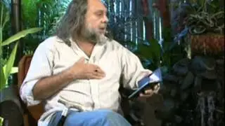 Caio é perguntado e, constrangidamente, fala sobre o falecimento de Davi Miranda.